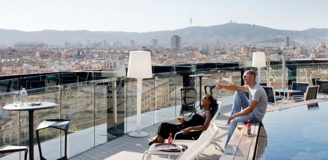 Вид на Барселону с терасы отеля Barcelo Raval